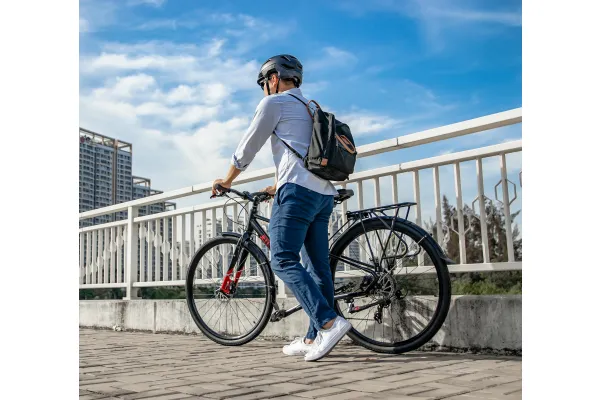Cycliste marchant avec son vélo