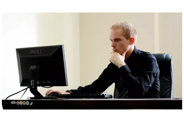 Un homme à son bureau