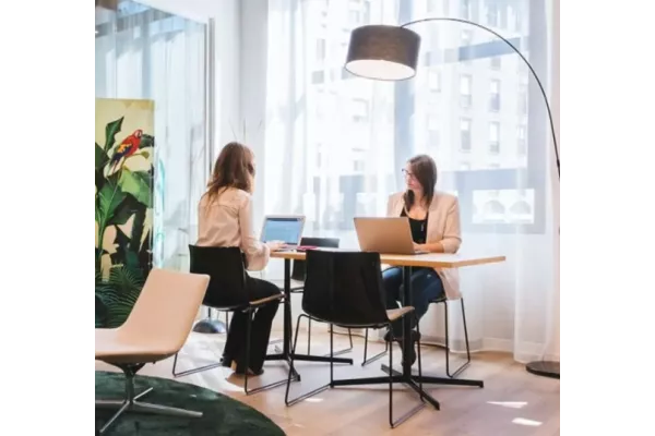 2 personnes travaillant dans un espace de corpoworking