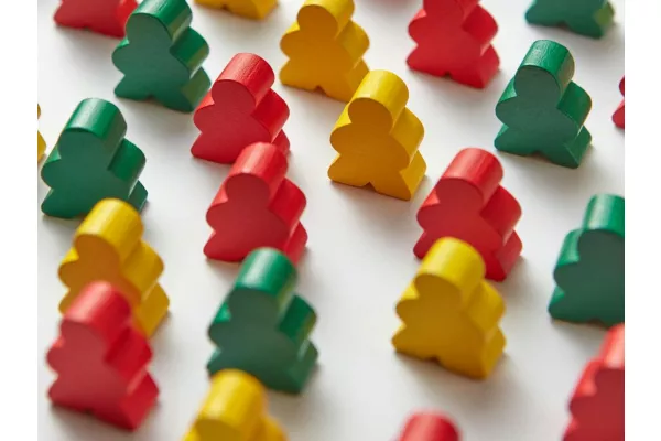 pièces de jeux colorées représentant des personnages