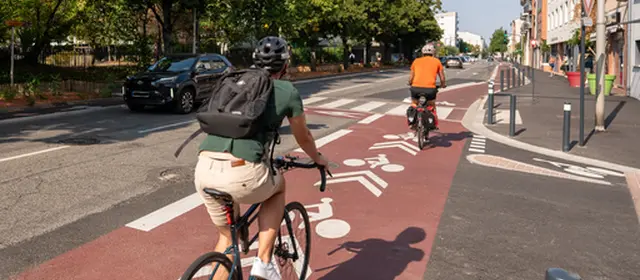 Un cycliste sur le REV (Réseau Express Vélo), Route de Saint-Simon