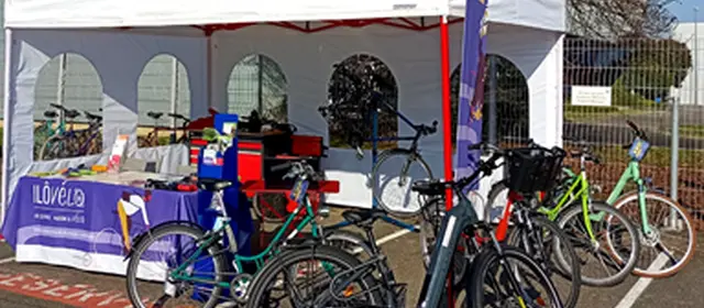 Stand Ilôvélo sur un parking d'entreprise avec présence de vélos au premier plan