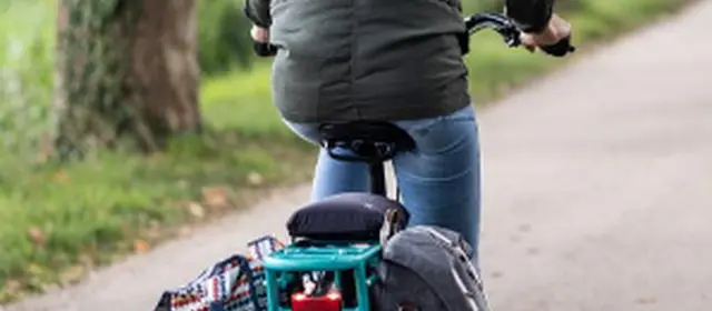 Cycliste femme vu de dos au bord du canal du midi