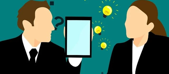 Un travailleur qui se questionne tient à la main une tablette de laquelle sort des idées représentées par des ampoules éclairées