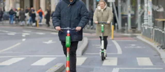 Personne sur une trottinette électrique