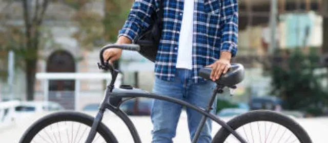 Cycliste posant pour une photo avec son vélo