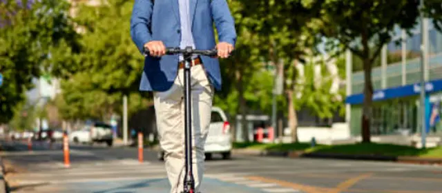 Usager d'une trottinette électrique