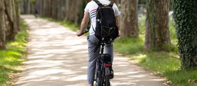 Cycliste le long du canal du midi