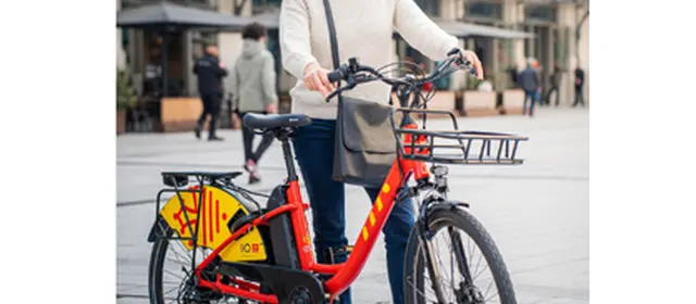 Cycliste posant avec un vélo liO