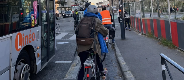 vélo à l'arrêt à côté d'un bus Linéo