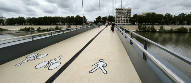 Vue sur la rive gauche depuis la passerelle Poujade