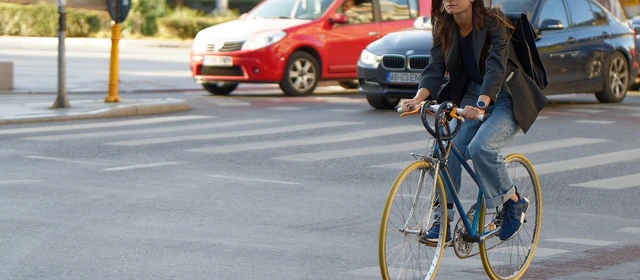 cycliste à vélo avec voitures en fond