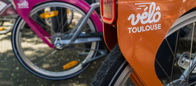 zoom sur les roues arrières de deux vélôToulouse