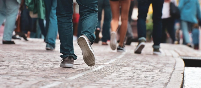 piétons se déplaçant sur un trottoir