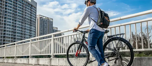 Cycliste marchant avec son vélo