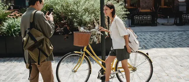 deux personnes souriantes à côté d'un vélo