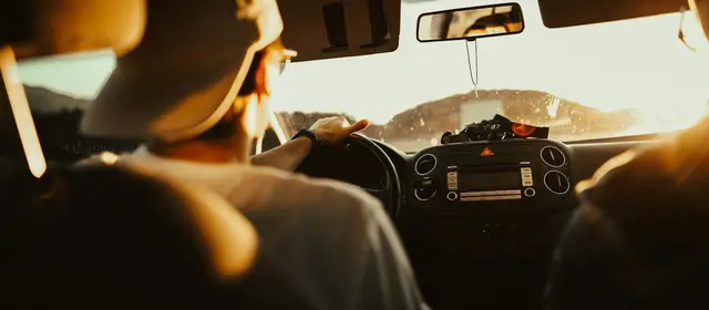 personnes faisant du covoiturage dans un véhicule