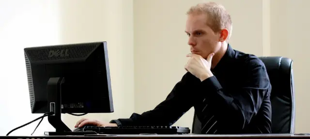 Un homme à son bureau