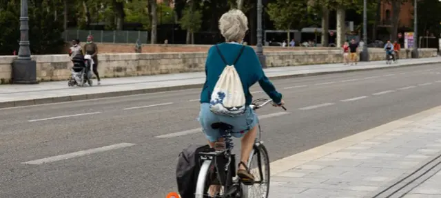Cycliste de dos sur le pont neuf