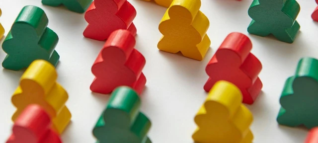 pièces de jeux colorées représentant des personnages