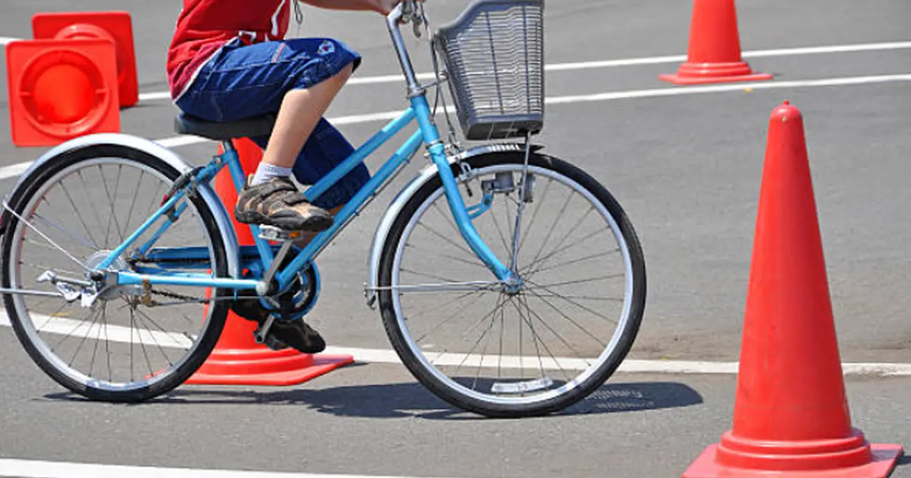 Photo d'un enfant réalisant un parcours à vélo avec des cônes
